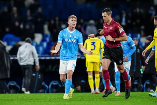 SSC Napoli v Hellas Verona FC - Serie A Enilive Rasmus Hojlund of SSC Napoli protests with referee Matteo Marchetti after his goal was disallowed by VAR during the serie Serie A Enilive match between SSC Napoli and Hellas Verona FC at Stadio Diego Armando Maradona on January 7, 2026 in Naples, Italy Naples Stadio Diego Armando Maradona Naples Italy Copyright: xGiuseppexMaffiax 260107SerieA_Napolii_Verona_GM_09525