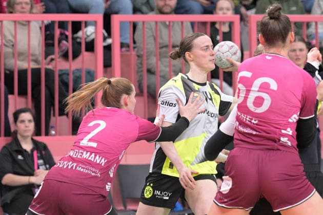 Alieke van Maurik BVB Borussia Dortmund Handball, 14 vs Selina Lindemann TusSies Metzingen, 02 TusSies Metzingen vs BVB Borussia Dortmund Handball, Handball, Alsco HBF, 12 League Matchday, Season 2025 2026, 07 01 2026 TusSies Metzingen vs BVB Borussia Dortmund Handball, Handball, Alsco HBF, 12 League Matchday, Season 2025 2026, 07 01 2026 Tuebingen Copyright: xEibner-Pressefoto TobiasxBaurx EP_TBR