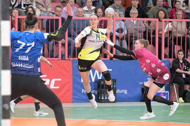 Alieke van Maurik BVB Borussia Dortmund Handball, 14 against Selina Lindemann TusSies Metzingen, 02 and Sara Suba TusSies Metzingen, 77 in goal TusSies Metzingen vs BVB Borussia Dortmund Handball, Handball, Alsco HBF, 12 League Matchday, Season 2025 2026, 07 01 2026 TusSies Metzingen vs BVB Borussia Dortmund Handball, Handball, Alsco HBF, 12 League Matchday, Season 2025 2026, 07 01 2026 Tuebingen Copyright: xEibner-Pressefoto TobiasxBaurx EP_TBR