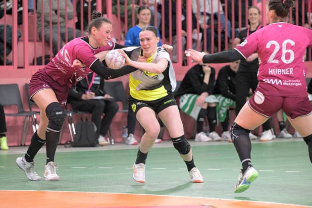 Alieke van Maurik BVB Borussia Dortmund Handball, 14 vs Carolin Huebner TusSies Metzingen, 56 TusSies Metzingen vs BVB Borussia Dortmund Handball, Handball, Alsco HBF, 12 League Matchday, Season 2025 2026, 07 01 2026 TusSies Metzingen vs BVB Borussia Dortmund Handball, Handball, Alsco HBF, 12 League Matchday, Season 2025 2026, 07 01 2026 Tuebingen Copyright: xEibner-Pressefoto TobiasxBaurx EP_TBR