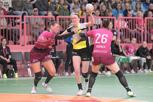Alieke van Maurik BVB Borussia Dortmund Handball, 14 vs Carolin Huebner TusSies Metzingen, 56 and Svenja Huebner TusSies Metzingen, 26 TusSies Metzingen vs BVB Borussia Dortmund Handball, Handball, Alsco HBF, 12 League Matchday, Season 2025 2026, 07 01 2026 TusSies Metzingen vs BVB Borussia Dortmund Handball, Handball, Alsco HBF, 12 League Matchday, Season 2025 2026, 07 01 2026 Tuebingen Copyright: xEibner-Pressefoto TobiasxBaurx EP_TBR
