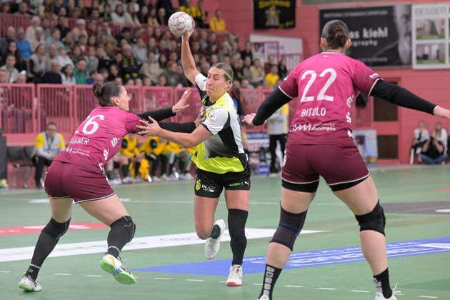 Dana Bleckmann BVB Borussia Dortmund Handball, 66 vs Svenja Huebner TusSies Metzingen, 26 TusSies Metzingen vs BVB Borussia Dortmund Handball, Handball, Alsco HBF, 12 League Matchday, Season 2025 2026, 07 01 2026 TusSies Metzingen vs BVB Borussia Dortmund Handball, Handball, Alsco HBF, 12 League Matchday, Season 2025 2026, 07 01 2026 Tuebingen Copyright: xEibner-Pressefoto TobiasxBaurx EP_TBR