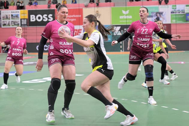 Lara Egeling BVB Borussia Dortmund Handball, 44 vs Svenja Huebner TusSies Metzingen, 26 TusSies Metzingen vs BVB Borussia Dortmund Handball, Handball, Alsco HBF, 12 League Matchday, Season 2025 2026, 07 01 2026 TusSies Metzingen vs BVB Borussia Dortmund Handball, Handball, Alsco HBF, 12 League Matchday, Season 2025 2026, 07 01 2026 Tuebingen Copyright: xEibner-Pressefoto TobiasxBaurx EP_TBR