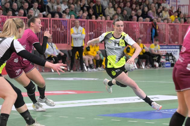Alieke van Maurik BVB Borussia Dortmund Handball, 14 vs Carolin Huebner TusSies Metzingen, 56 TusSies Metzingen vs BVB Borussia Dortmund Handball, Handball, Alsco HBF, 12 League Matchday, Season 2025 2026, 07 01 2026 TusSies Metzingen vs BVB Borussia Dortmund Handball, Handball, Alsco HBF, 12 League Matchday, Season 2025 2026, 07 01 2026 Tuebingen Copyright: xEibner-Pressefoto TobiasxBaurx EP_TBR