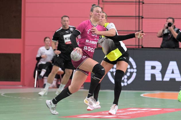 Carolin Huebner TusSies Metzingen, 56 vs Dana Bleckmann BVB Borussia Dortmund Handball, 66 TusSies Metzingen vs BVB Borussia Dortmund Handball, Handball, Alsco HBF, 12 League Matchday, Season 2025 2026, 07 01 2026 TusSies Metzingen vs BVB Borussia Dortmund Handball, Handball, Alsco HBF, 12 League Matchday, Season 2025 2026, 07 01 2026 Tuebingen Copyright: xEibner-Pressefoto TobiasxBaurx EP_TBR