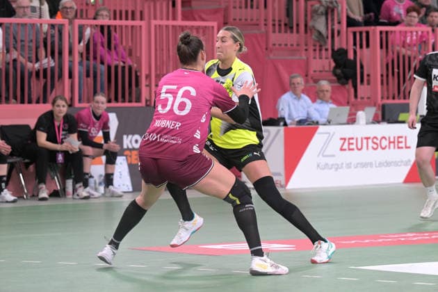 Dana Bleckmann BVB Borussia Dortmund Handball, 66 vs Carolin Huebner TusSies Metzingen, 56 TusSies Metzingen vs BVB Borussia Dortmund Handball, Handball, Alsco HBF, 12 League Matchday, Season 2025 2026, 07 01 2026 TusSies Metzingen vs BVB Borussia Dortmund Handball, Handball, Alsco HBF, 12 League Matchday, Season 2025 2026, 07 01 2026 Tuebingen Copyright: xEibner-Pressefoto TobiasxBaurx EP_TBR