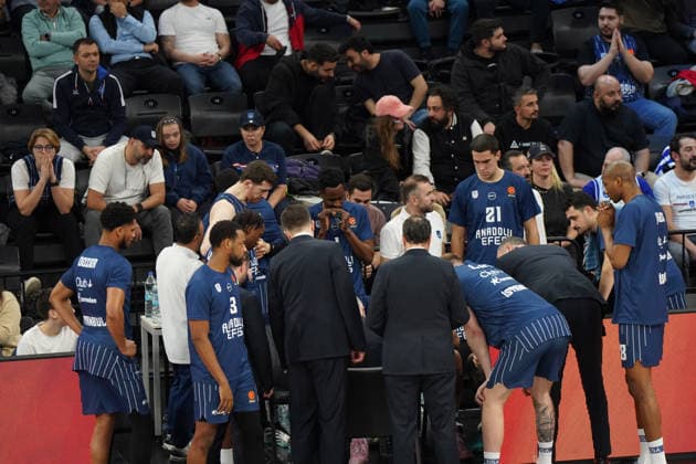 ISTANBUL, TURKEY - JANUARY 7: Players of Anadolu Efes on the bench during the EuroLeague Regular Season Round 20 match between Anadolu Efes Istanbul and Paris Basketball at Turkcell Basketball Development Center on January 7, 2026 in Istanbul, Turkey. Istanbul Turkey Copyright: xSeskimphotox AEfes-ParisBskt-070126 (1)