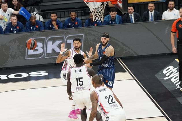 ISTANBUL, TURKEY - JANUARY 7: Isaia Cordinier (10) of Anadolu Efes and Mouhamed Faye (15) , Jeremy Morgan (20) , Amath Mbaye (22) of Paris Basketball in action during the EuroLeague Regular Season Round 20 match between Anadolu Efes Istanbul and Paris Basketball at Turkcell Basketball Development Center on January 7, 2026 in Istanbul, Turkey. Istanbul Turkey Copyright: xSeskimphotox AEfes-ParisBskt-070126 (9)