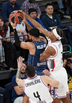 ISTANBUL, TURKEY - JANUARY 7: Nick Weiler Babb (8) of Anadolu Efes and Leopold Cavaliere (4) , Allan Dokossi (13) of Paris Basketball in action during the EuroLeague Regular Season Round 20 match between Anadolu Efes Istanbul and Paris Basketball at Turkcell Basketball Development Center on January 7, 2026 in Istanbul, Turkey. Istanbul Turkey Copyright: xSeskimphotox AEfes-ParisBskt-070126 (18)