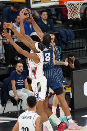 ISTANBUL, TURKEY - JANUARY 7: Brice Dessert (R) of Anadolu Efes and Allan Dokossi (L) of Paris Basketball in action during the EuroLeague Regular Season Round 20 match between Anadolu Efes Istanbul and Paris Basketball at Turkcell Basketball Development Center on January 7, 2026 in Istanbul, Turkey. Istanbul Turkey Copyright: xSeskimphotox AEfes-ParisBskt-070126 (27)
