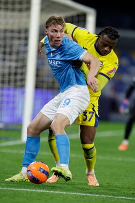 Italy: Serie a football match SSC Napoli vs Hellas Verona Napoli s Danish forward Rasmus Hojlund challenges for the ball with Verona German defender Armel Bella-Kotchap during the Serie A football match between SSC Napoli vs Hellas Verona at the Diego Armando Maradona Stadium in Naples on January 07, 2026. _BPH8295 Copyright: xAntonioxBalascox