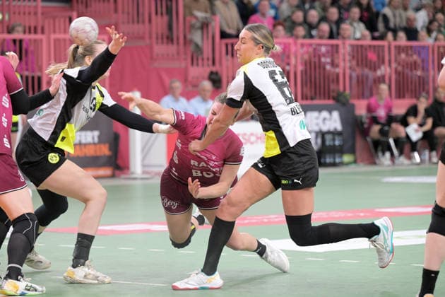 Nele Franz TusSies Metzingen, 10 vs Emma Olsson BVB Borussia Dortmund Handball, 29 and Dana Bleckmann BVB Borussia Dortmund Handball, 66 TusSies Metzingen vs BVB Borussia Dortmund Handball, Handball, Alsco HBF, 12 League Matchday, Season 2025 2026, 07 01 2026 TusSies Metzingen vs BVB Borussia Dortmund Handball, Handball, Alsco HBF, 12 League Matchday, Season 2025 2026, 07 01 2026 Tuebingen Copyright: xEibner-Pressefoto TobiasxBaurx EP_TBR