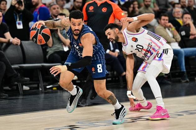 Anadolu Efes v Paris Basketball - EuroLeague ISTANBUL, TURKIYE - JANUARY 7: Nicholas Weiler-Babb (8) of Anadolu Efes and Jeremy Morgan (20) of Paris Basketball compete for the ball during the EuroLeague week 20 match between Anadolu Efes and Paris Basketball at Basketball Development Center in Istanbul, Turkiye on January 7, 2026. Cem Tekkesinoglu Anadolu Istanbul Turkey. Editorial use only. Please get in touch for any other usage.  Copyright: x2026xAnadoluxCemxTekkesinoglux