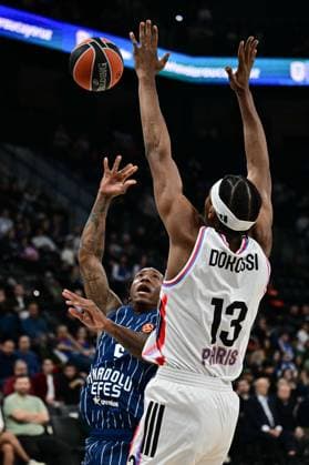 Anadolu Efes v Paris Basketball - EuroLeague ISTANBUL, TURKIYE - JANUARY 7: Saben Lee (L) of Anadolu Efes and Allan Julien Dokossi (13) of Paris Basketball compete for the ball during the EuroLeague week 20 match between Anadolu Efes and Paris Basketball at Basketball Development Center in Istanbul, Turkiye on January 7, 2026. Cem Tekkesinoglu Anadolu Istanbul Turkey. Editorial use only. Please get in touch for any other usage.  Copyright: x2026xAnadoluxCemxTekkesinoglux