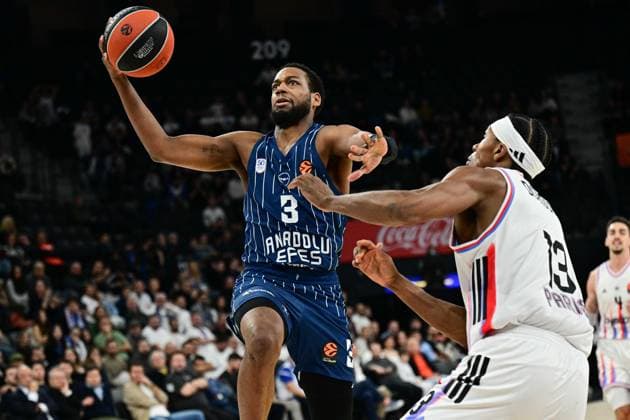 Anadolu Efes v Paris Basketball - EuroLeague ISTANBUL, TURKIYE - JANUARY 7: Jordan Kenneth Loyd (3) of Anadolu Efes and Alan Julien Dokossi (R) of Paris Basketball compete for the ball during the EuroLeague week 20 match between Anadolu Efes and Paris Basketball at Basketball Development Center in Istanbul, Turkiye on January 7, 2026. Cem Tekkesinoglu Anadolu Istanbul Turkey. Editorial use only. Please get in touch for any other usage.  Copyright: x2026xAnadoluxCemxTekkesinoglux