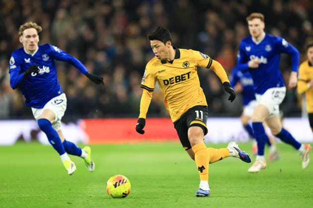 Liverpool, England, 7th January 2026. Hwang Hee-Chan of Wolverhampton Wanderers runs with the ball during the Everton vs Wolverhampton Wanderers Premier League match at Hill Dickinson Stadium, Liverpool. Picture credit should read: Jessica Hornby Sportimage EDITORIAL USE ONLY. No use with unauthorised audio, video, data, fixture lists, club league logos or live services. Online in-match use limited to 120 images, no video emulation. No use in betting, games or single club league player publications. SPI_016_JH_EVERTON_WOLVES SPI-4436-0016