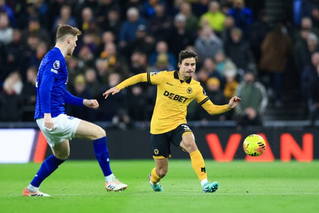 Liverpool, England, 7th January 2026. Hugo Bueno of Wolverhampton Wanderers passes the ball whilst under pressure from Jake O™Brien of Everton during the Everton vs Wolverhampton Wanderers Premier League match at Hill Dickinson Stadium, Liverpool. Picture credit should read: Jessica Hornby Sportimage EDITORIAL USE ONLY. No use with unauthorised audio, video, data, fixture lists, club league logos or live services. Online in-match use limited to 120 images, no video emulation. No use in betting, games or single club league player publications. SPI_017_JH_EVERTON_WOLVES SPI-4436-0017