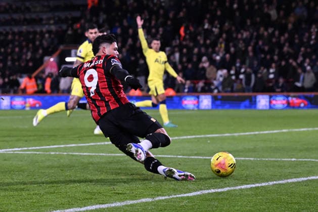 Bournemouth v Tottenham Hotspur Premier League Evanilson of Bournemouth crosses during the Premier League match at the Vitality Stadium, Bournemouth 07 01 2026 UK Newspapers OUT Copyright: xJeremyxLandeyx FIL-22755-0018