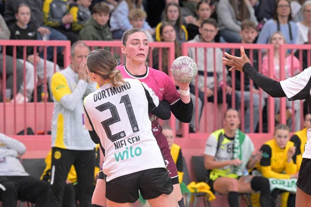 Gabriela Clausson Bitolo TusSies Metzingen, 22 vs Kaja Kamp Nielsen BVB Borussia Dortmund Handball, 21 TusSies Metzingen vs BVB Borussia Dortmund Handball, Handball, Alsco HBF, 12 League Matchday, Season 2025 2026, 07 01 2026 TusSies Metzingen vs BVB Borussia Dortmund Handball, Handball, Alsco HBF, 12 League Matchday, Season 2025 2026, 07 01 2026 Tuebingen Copyright: xEibner-Pressefoto TobiasxBaurx EP_TBR