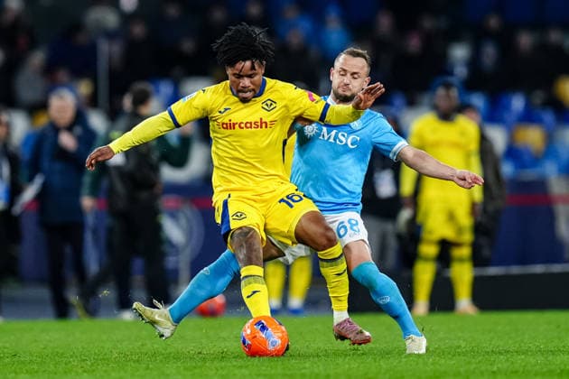 SSC Napoli v Hellas Verona FC - Serie A Enilive Gift Orban of Hellas Verona FC and Stanislav Lobotka of SSC Napoli compete for the ball during the serie Serie A Enilive match between SSC Napoli and Hellas Verona FC at Stadio Diego Armando Maradona on January 7, 2026 in Naples, Italy Naples Stadio Diego Armando Maradona Naples Italy Copyright: xGiuseppexMaffiax 260107SerieA_Napolii_Verona_GM_00345