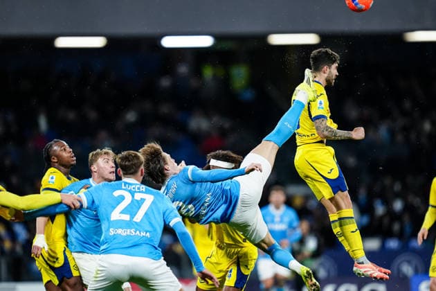 SSC Napoli v Hellas Verona FC - Serie A Enilive Scott McTominay of SSC Napoli tries to score with a bicycle kick during the serie Serie A Enilive match between SSC Napoli and Hellas Verona FC at Stadio Diego Armando Maradona on January 7, 2026 in Naples, Italy Naples Stadio Diego Armando Maradona Naples Italy Copyright: xGiuseppexMaffiax 260107SerieA_Napolii_Verona_GM_01144