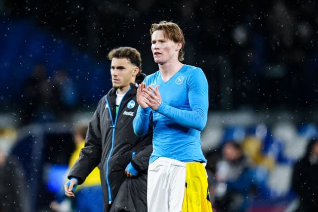 SSC Napoli v Hellas Verona FC - Serie A Enilive Scott McTominay of SSC Napoli greets the fans during the serie Serie A Enilive match between SSC Napoli and Hellas Verona FC at Stadio Diego Armando Maradona on January 7, 2026 in Naples, Italy Naples Stadio Diego Armando Maradona Naples Italy Copyright: xGiuseppexMaffiax 260107SerieA_Napolii_Verona_GM_01340