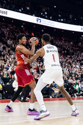 MUNICH, GERMANY - JANUARY 07: David McCormack (FC Bayern Muenchen, 33) controls the ball against Mamadi Diakite (Kosner Baskonia Vitoria-Gasteiz, 1) during the Turkish Airlines EuroLeague match between FC Bayern Muenchen vs. Kosner Baskonia Vitoria-Gasteiz at SAP Garden on round 20 of Turkish Airlines EuroLeague on January 07, 2026 in Munich, Germany. Bavaria Germany Copyright: xSteffiexWunderlx