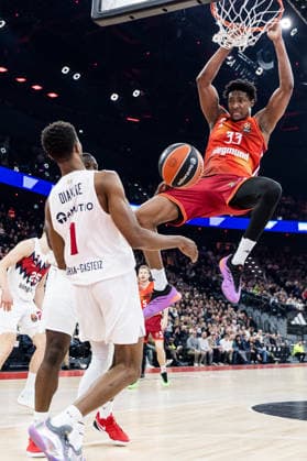 MUNICH, GERMANY - JANUARY 07: David McCormack (FC Bayern Muenchen, 33) hanging on the basket after dunking during the Turkish Airlines EuroLeague match between FC Bayern Muenchen vs. Kosner Baskonia Vitoria-Gasteiz at SAP Garden on round 20 of Turkish Airlines EuroLeague on January 07, 2026 in Munich, Germany. Bavaria Germany Copyright: xSteffiexWunderlx