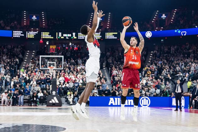 MUNICH, GERMANY - JANUARY 07: Stefan Jovic (FC Bayern Muenchen, 16) shoots a three pointer during the Turkish Airlines EuroLeague match between FC Bayern Muenchen vs. Kosner Baskonia Vitoria-Gasteiz at SAP Garden on round 20 of Turkish Airlines EuroLeague on January 07, 2026 in Munich, Germany. Bavaria Germany Copyright: xSteffiexWunderlx