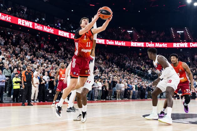 MUNICH, GERMANY - JANUARY 07: Vladimir Lucic (FC Bayern Muenchen, 11) tries to score, is being fouled by Trent Forrest (Kosner Baskonia Vitoria-Gasteiz, 11) during the Turkish Airlines EuroLeague match between FC Bayern Muenchen vs. Kosner Baskonia Vitoria-Gasteiz at SAP Garden on round 20 of Turkish Airlines EuroLeague on January 07, 2026 in Munich, Germany. Bavaria Germany Copyright: xSteffiexWunderlx