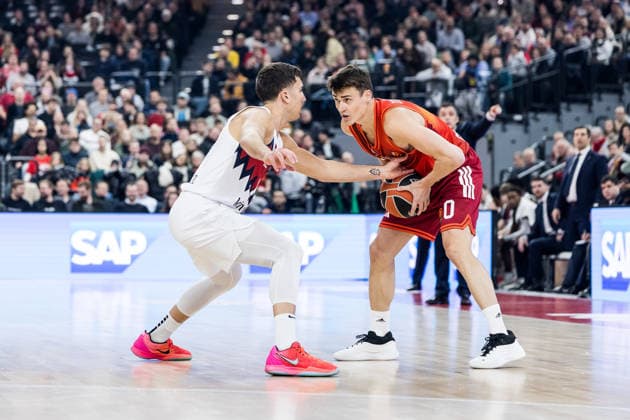 MUNICH, GERMANY - JANUARY 07: Neno Dimitrijevic (FC Bayern Muenchen, 0) controls the ball against Matteo Spagnolo (Kosner Baskonia Vitoria-Gasteiz, 10) during the Turkish Airlines EuroLeague match between FC Bayern Muenchen vs. Kosner Baskonia Vitoria-Gasteiz at SAP Garden on round 20 of Turkish Airlines EuroLeague on January 07, 2026 in Munich, Germany. Bavaria Germany Copyright: xSteffiexWunderlx