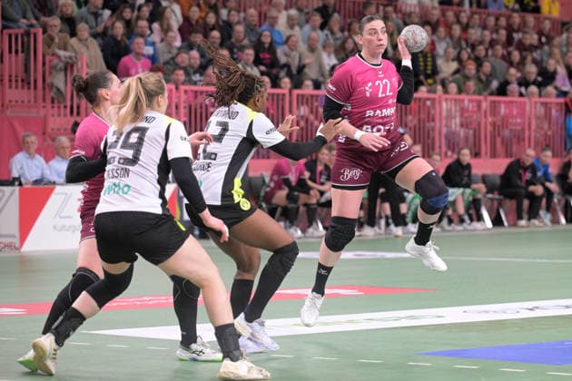 Gabriela Clausson Bitolo TusSies Metzingen, 22 and Svenja Huebner TusSies Metzingen, 26 against Deborah Lassource BVB Borussia Dortmund Handball, 22 and Emma Olsson BVB Borussia Dortmund Handball, 29 TusSies Metzingen vs BVB Borussia Dortmund Handball, Handball, Alsco HBF, 12 League Matchday, Season 2025 2026, 07 01 2026 TusSies Metzingen vs BVB Borussia Dortmund Handball, Handball, Alsco HBF, 12 League Matchday, Season 2025 2026, 07 01 2026 Tuebingen Copyright: xEibner-Pressefoto TobiasxBaurx EP_TBR
