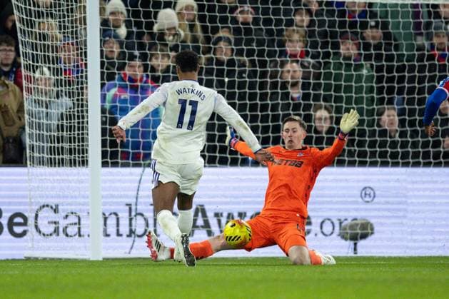 Dean Henderson of Crystal Palace saves a shot from Ollie Watkins of Aston Villa Crystal Palace v Aston Villa, Premier League, Football, Selhurst Park, London, UK - 07 Jan 2026London Selhurst Park United Kingdom EDITORIAL USE ONLY No use with unauthorised audio, video, data, fixture lists, club league logos or live services. Online in-match use limited to 120 images, no video emulation. No use in betting, games or single club league player publications. Copyright: xIanxTuttle Shutterstockx 16232862z