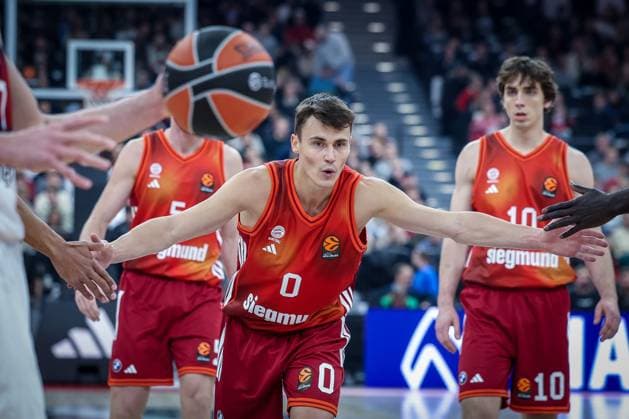 Neno Dimitrijevic 0 FC Bayern clapping with his teammates after a free throw, FC Bayern Muenchen Basketball vs Kosner Baskonia Vitoria Gasteiz, Basketball, Men, Turkish Airlines EuroLeague, Regular season, Season 2025 2026, 07 01 2026 Muenchen Bayern Germany Copyright: xkolbert-press MartinxAgüerax