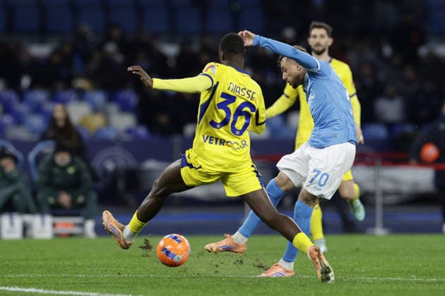 CALCIO - Serie A - SSC Napoli vs Hellas Verona FC Napoli s Dutch midfielder Noa Lang challenges for the ball with Verona s Senegalese midfielder Cheikh Niasse during the Serie A football match between SSC Napoli vs Hellas Verona at the Diego Armando Maradona Stadium in Naples on January 07, 2026. Naples Italy  Copyright: xIPAxSport ABACAx