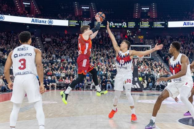 Andreas Obst 13 FC Bayern Muenchen Basketball in action, against Matteo Spagnolo 10 Kosner Baskonia Vitoria Gasteiz , FC Bayern Muenchen Basketball vs Kosner Baskonia Vitoria Gasteiz, Basketball, Men, Turkish Airlines EuroLeague, Regular Season, Season 2025 2026, 07 01 2026 Muenchen Bayern Germany Copyright: xkolbert-press MartinxAgüerax