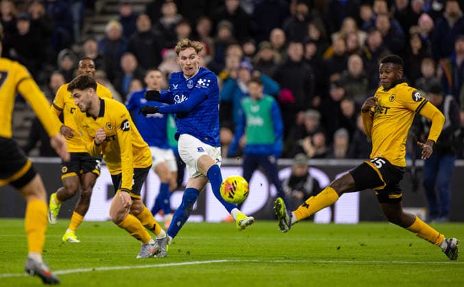 Football - FA Premier League - Everton FC v Wolverhampton Wanderers FC LIVERPOOL, ENGLAND - Wednesday, January 7, 2026: Everton s James Garner shoots during the FA Premier League match between Everton FC and Wolverhampton Wanderers FC at Bramley-Moore Dock. (Photo by David Rawcliffe Propaganda) LIVERPOOL Bramley-Moore Dock MERSEYSIDE ENGLAND  Copyright: xDavidxRawcliffex P2026-01-07-Everton_Wolves-12