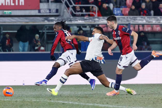 January 7, 2026, Bologna, BOLOGNA: Bologna s Jonathan Row (L) and Atalanta s Isak Hien and Bologna s NicolÃ² Cambiaghi in action during the Italian Serie A soccer match Bologna FC vs Atalanta BC at Renato Dall Ara stadium in Bologna, Italy, 7 January 2026. ANSA SERENA CAMPANINI. Soccer: Serie A ; Bologna-Atalanta  - ZUMAa110 20260107_zaf_a110_059 Copyright: xSerenaxCampaninix