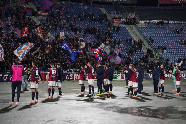 The players of Bologna greet the fans at the end of the Serie A soccer match between Bologna and Atalanta at the Renato DallÕAra Stadium in Bologna, north Italy - Wednesday, January 7, 2026 -  Copyright: xMassimoxPaolone LaPressex