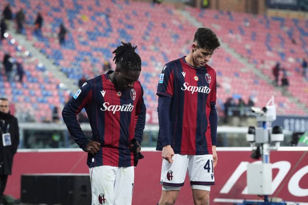 Bologna s Jonathan Rowe and Bologna s Martin Vitik leave the field with head down at the end of the Serie A soccer match between Bologna and Atalanta at the Renato DallÕAra Stadium in Bologna, north Italy - Wednesday, January 7, 2026 -  Copyright: xMassimoxPaolone LaPressex