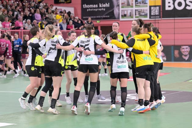 Winners circle of BVB Borussia Dortmund Handball after the 32 39 victory in Tuebingen against the TusSies TusSies Metzingen vs BVB Borussia Dortmund Handball, Handball, Alsco HBF, 12 League Matchday, Season 2025 2026, 07 01 2026 TusSies Metzingen vs BVB Borussia Dortmund Handball, Handball, Alsco HBF, 12 League Matchday, Season 2025 2026, 07 01 2026 Tuebingen Copyright: xEibner-Pressefoto TobiasxBaurx EP_TBR