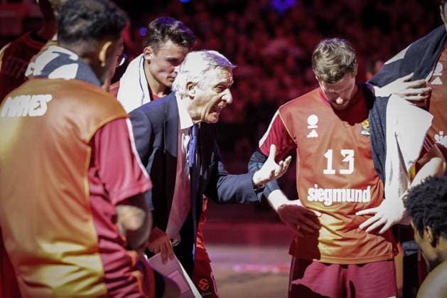 Head coach Svetislav Pesic FC Bayern Muenchen Basketball with energetic instructions to the team, with Andreas Obst 13 FC Bayern Muenchen Basketball , FC Bayern Muenchen Basketball vs Kosner Baskonia Vitoria Gasteiz, Basketball, Men, Turkish Airlines EuroLeague, Regular season, Season 2025 2026, 07 01 2026 Muenchen Bayern Germany Copyright: xkolbert-press MartinxAgüerax