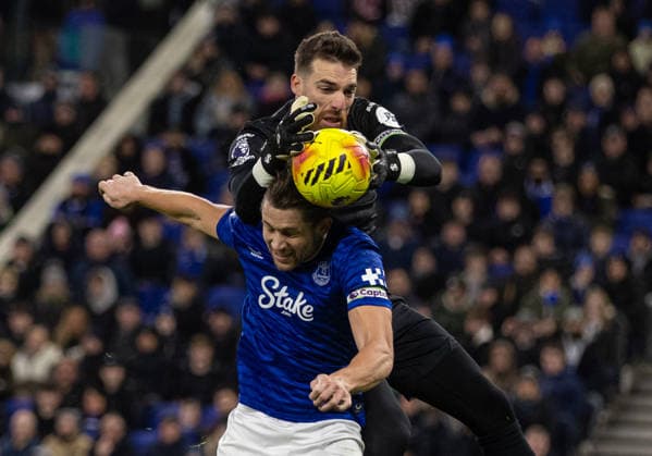 Football - FA Premier League - Everton FC v Wolverhampton Wanderers FC LIVERPOOL, ENGLAND - Wednesday, January 7, 2026: Everton s James Tarkowski challenges for the ball with Wolverhampton Wanderers goalkeeper JosÃ Sa during the FA Premier League match between Everton FC and Wolverhampton Wanderers FC at Bramley-Moore Dock. (Photo by David Rawcliffe Propaganda) LIVERPOOL Bramley-Moore Dock MERSEYSIDE ENGLAND  Copyright: xDavidxRawcliffex P2026-01-07-Everton_Wolves-14