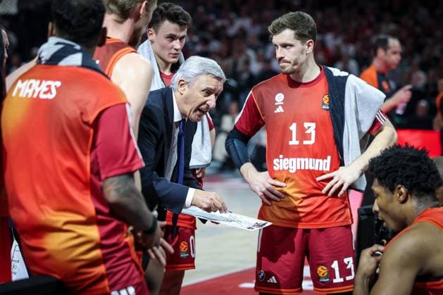 Head coach Svetislav Pesic FC Bayern Muenchen Basketball with energetic instructions to the team, with Andreas Obst 13 FC Bayern Muenchen Basketball , FC Bayern Muenchen Basketball vs Kosner Baskonia Vitoria Gasteiz, Basketball, Men, Turkish Airlines EuroLeague, Regular season, Season 2025 2026, 07 01 2026 Muenchen Bayern Germany Copyright: xkolbert-press MartinxAgüerax
