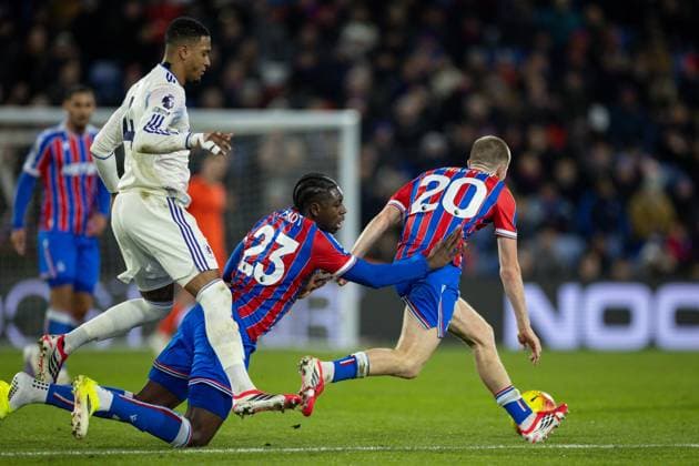 Ezri Konsa of Aston Villa, Jaydee Canvot of Crystal Palace and Adam Wharton of Crystal Palace Crystal Palace v Aston Villa, Premier League, Football, Selhurst Park, London, UK - 07 Jan 2026London Selhurst Park United Kingdom EDITORIAL USE ONLY No use with unauthorised audio, video, data, fixture lists, club league logos or live services. Online in-match use limited to 120 images, no video emulation. No use in betting, games or single club league player publications. Copyright: xIanxTuttle Shutterstockx 16232862ac