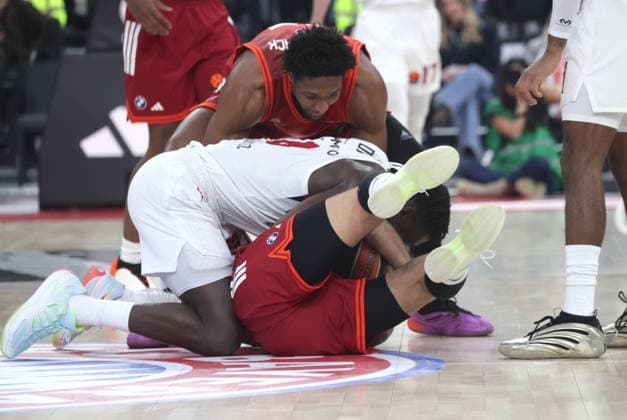 Baskonias 18 DIOP over Bayerns 16 Stefan JOVIC, behind Bayerns 33 David MACCORMACK Basketball Bayern Baskonia Euroleague, FC Bayern Basketball Kosner Baskonia Vitoria Gasteiz, round 20, season 2025 2026, on 7 01 2026 in Munich, S A P G A R D E N, Germany Source Copyright Credit Oryk HAIST xBASKETBALL-BAYERN-BASKONIAx