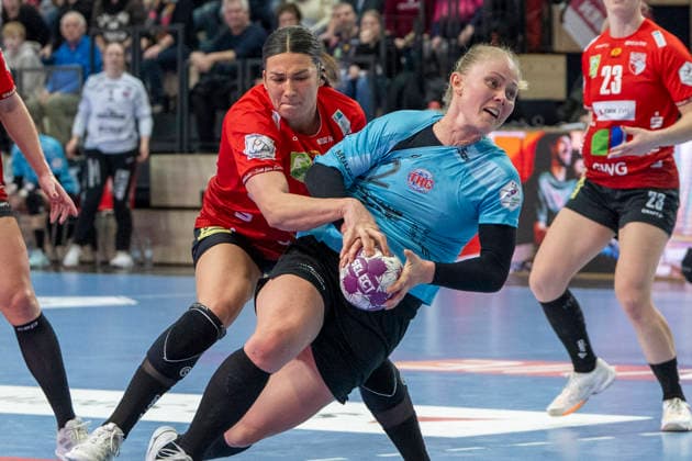 Handball Bundesliga Women, Season 2025 2026 SV Union Halle Neustadt vs Thüringer HC Halle, Germany 07 January 2026 In the picture from left in duel Lynn Molenaar Halle and Rikke Hoffbeck Thueringer HC Halle Saale SWH Arena Sachsen Anhalt Germany