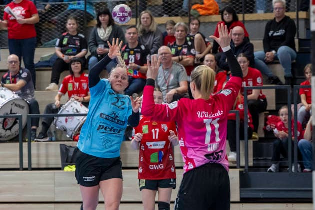 Handball Bundesliga Women, Season 2025 2026 SV Union Halle Neustadt vs Thüringer HC Halle, Germany 07 January 2026 In the picture from left Rikke Hoffbeck Thueringer HC and goalkeeper Ela Szott Halle Halle Saale SWH Arena Sachsen Anhalt Germany