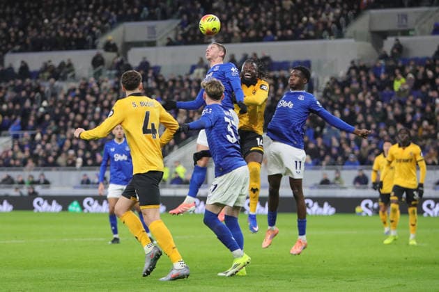 Everton v Wolverhampton Wanderers, Premier League Vitalii Mykolenko of Everton clears during the Premier League match between Everton and Wolverhampton Wanderers at Hill Dickinson Stadium, Liverpool, UK on 7 January 2026. Liverpool Hill Dickinson Stadium Merseyside UK Editorial use only DataCo restrictions apply See www.football-dataco.com , Copyright: xAlunxRobertsx PSI-23540-0035