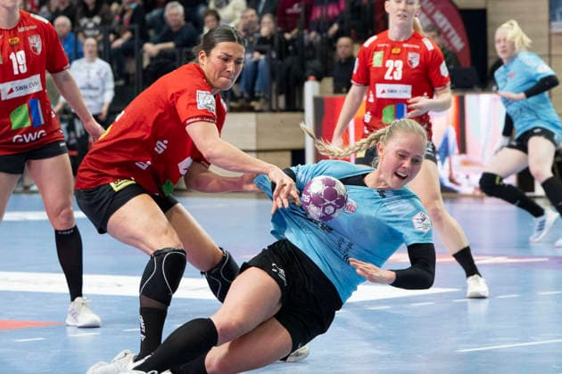 Handball Bundesliga Women, Season 2025 2026 SV Union Halle Neustadt vs Thüringer HC Halle, Germany 07 January 2026 In the picture from left in duel Lynn Molenaar Halle and Rikke Hoffbeck Thueringer HC Halle Saale SWH Arena Sachsen Anhalt Germany